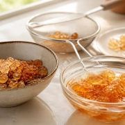 อำพันดอกท้อ Peach Gum แบบแห้งสีอำพันและชิ้นใสหลังแช่น้ำ